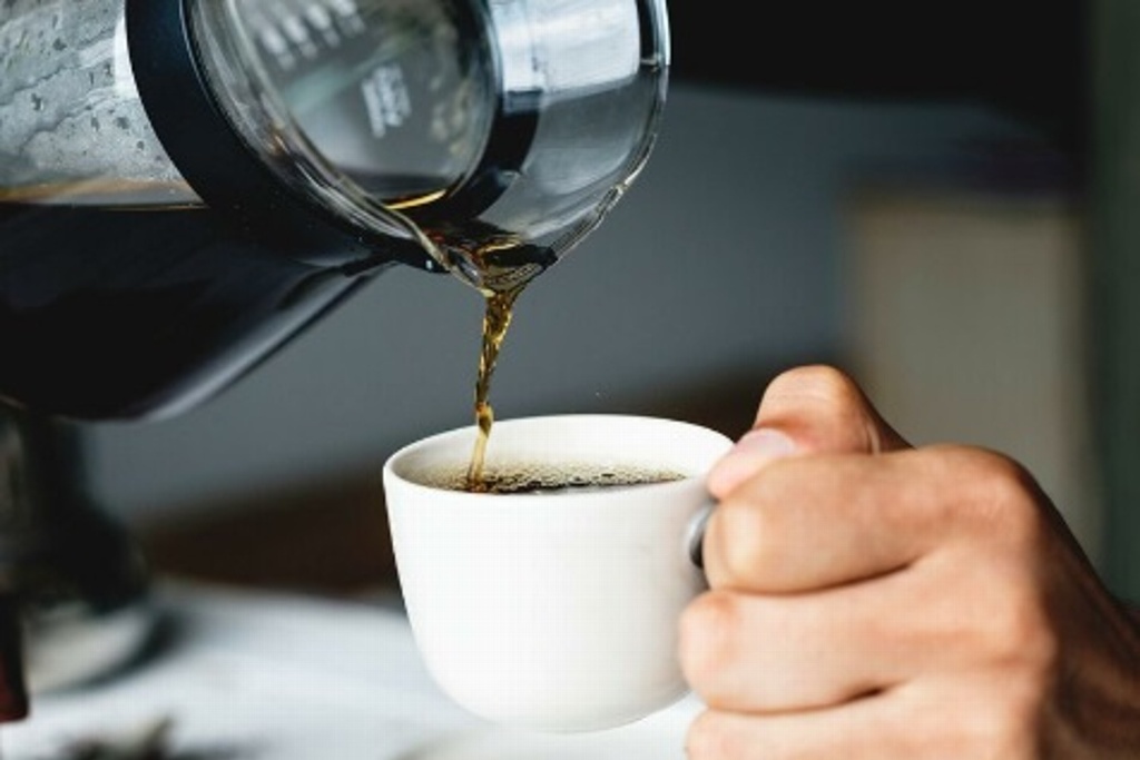 Tomar café diariamente podría cambiar la estructura del cerebro: estudio