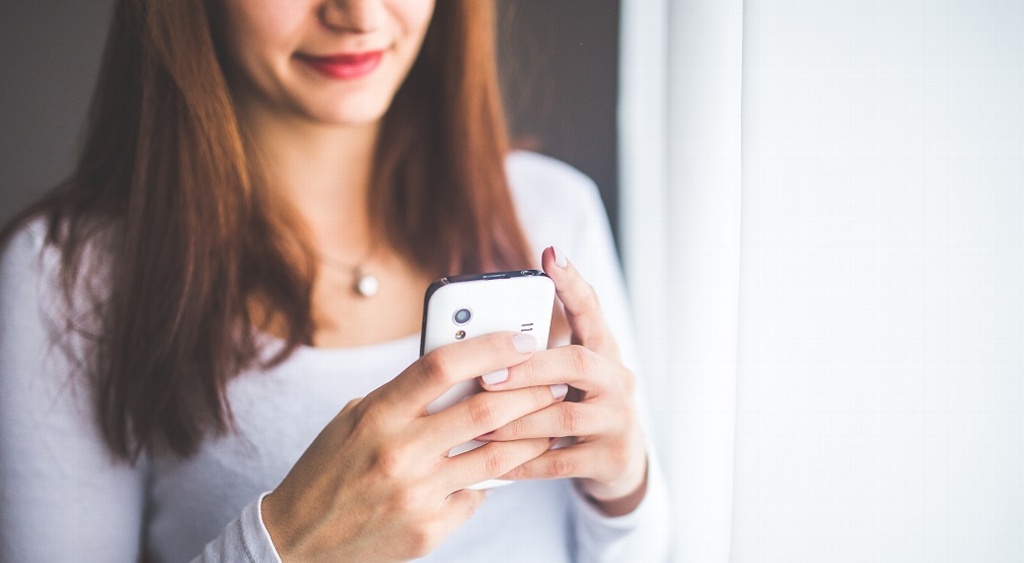 Advierten que 'textear' en exceso afecta los pulgares